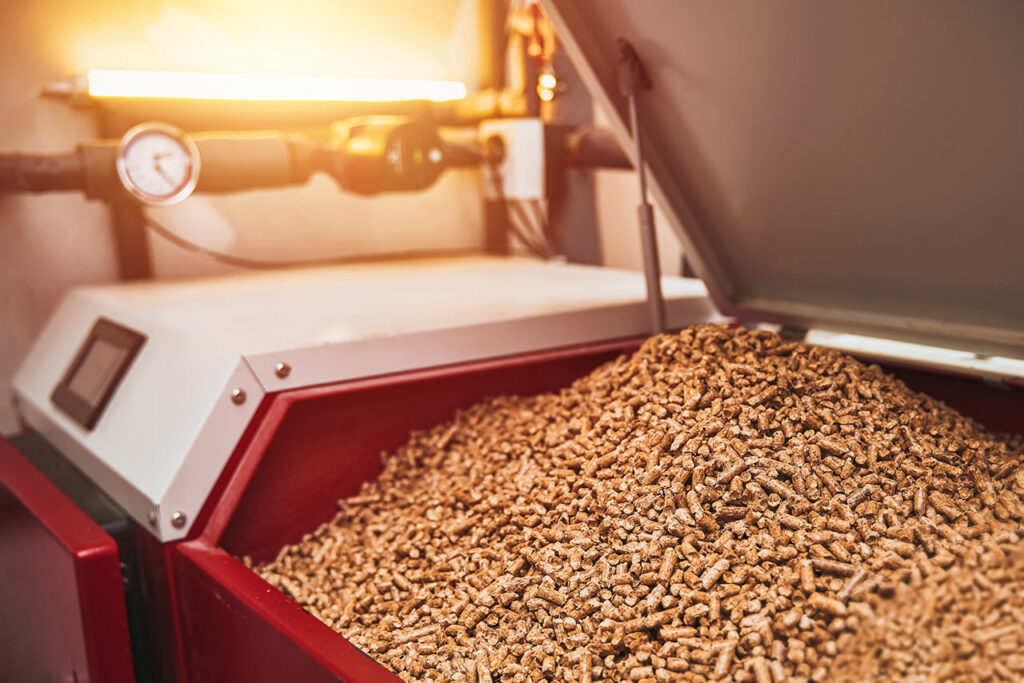 Pelletbehälter neben Heizsystem – Beispiel für effiziente Lagerung und komfortables Heizen mit Holzpellets im Privathaushalt.