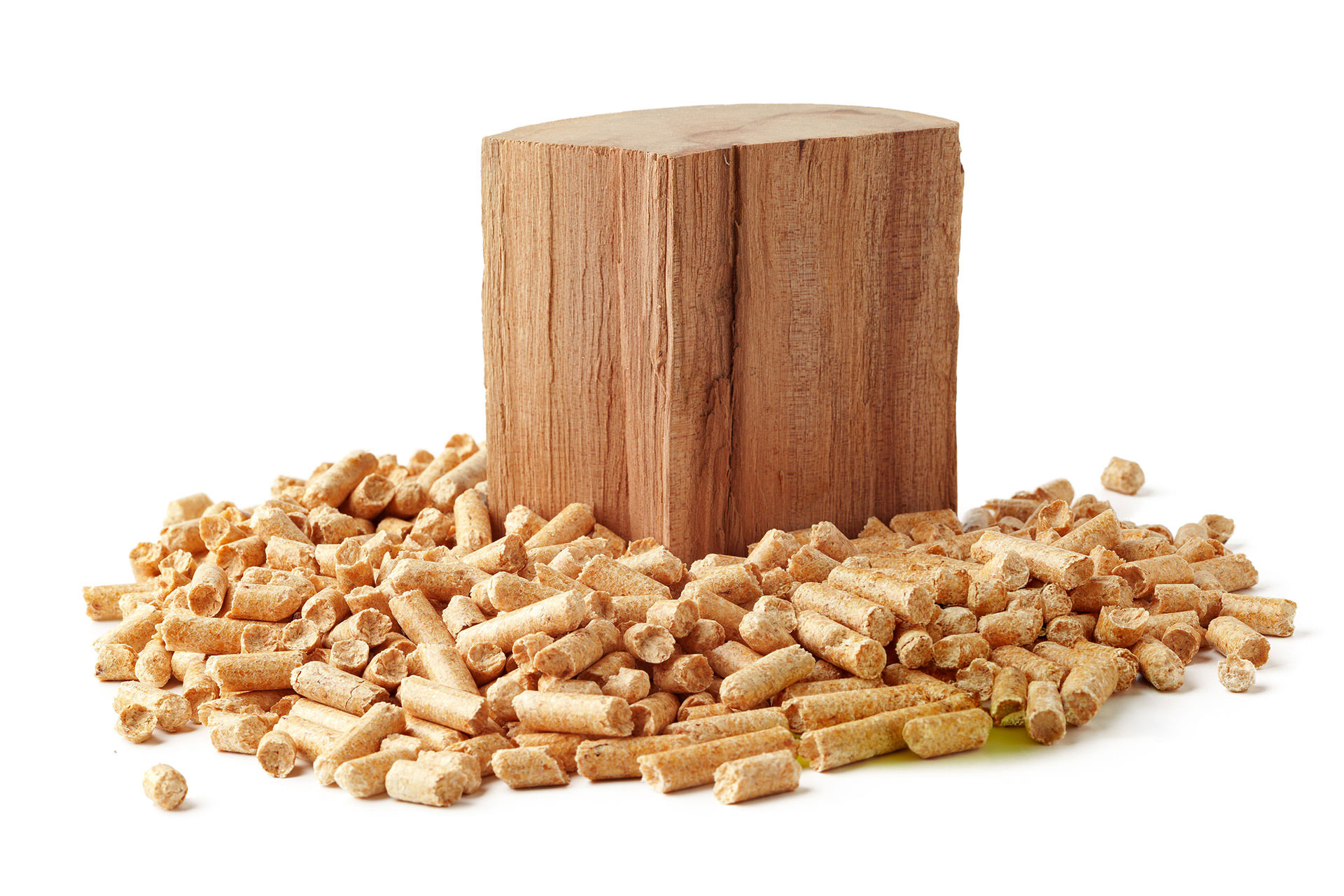 Holzpellets mit Holzscheit und grünen Blättern als Symbol für natürliche und nachhaltige Energie.